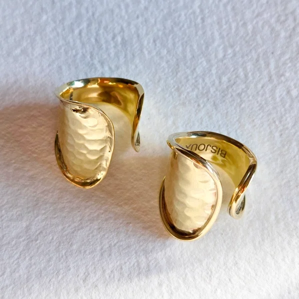 bisjoux cuff ring 2 front c42b952539ddbb775fbdd7320c8677960ed292752165cc797403846b8f6c3281.webp