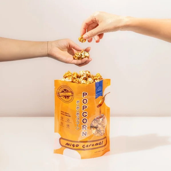 pom pom carmel hands 369937f10d60592013a7a20c4d5a26b66b92d371bff746fca34f03cc6a1d70d4.webp
