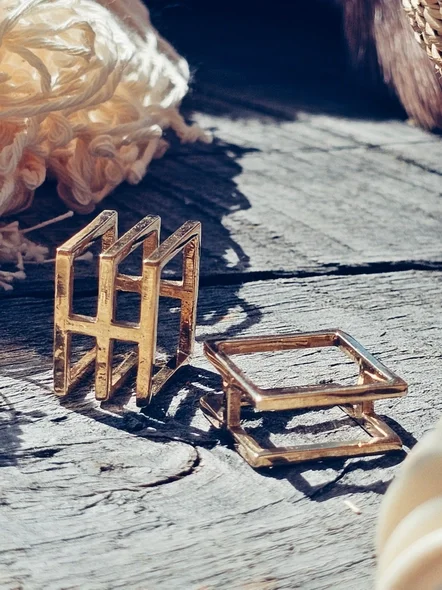 bisjoux tripple ring on wood 01218bb9b5161c1bebbbba5d9f23764a827a29d7b097cadeed0f6fd3b148f659.webp