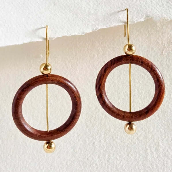 bisjoux wood hoop front 9b0fbb522f7d7d6d234ce1b32ef6e29cebe2cf4ab6fd833d95e4a8d31b6dea36.webp