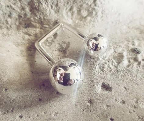 bisjoux double ball on concrete.png