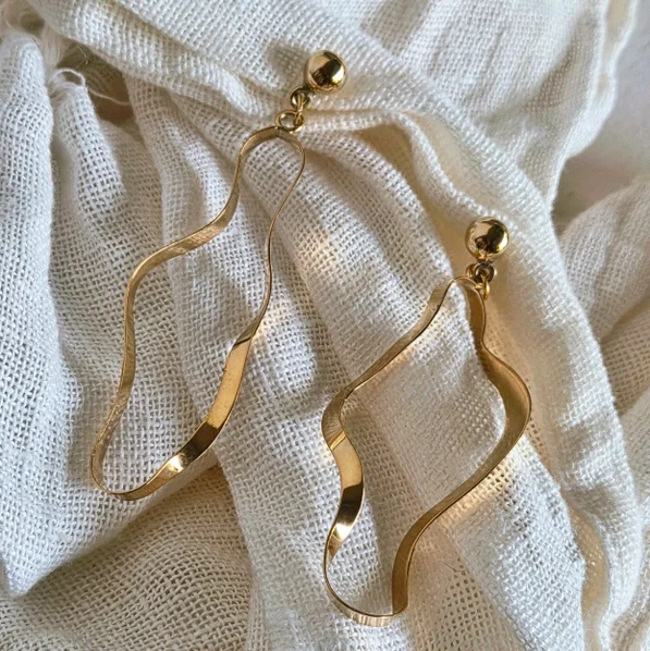 bisjous dangle on linen 35cfff16b8175d8da23cb32165d3044a69c0a5febaf6f1e7b4ac25dd5e7465bd.webp