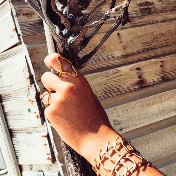 bisjoux open oblong ring on a300d9bc3c87b598ecf6e3de6c40eac720c94677edb0aff79460ec10fe53b176.webp