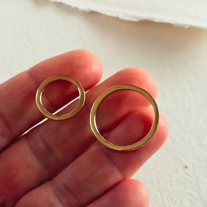 bisjoux double ring in hand 954c5dc97a75cdd5a8eb32d82846b7e65b01a031c3adcfc9b8def1bdaa82be26.webp