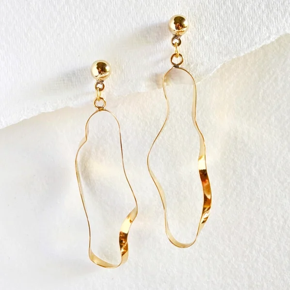 bisjoux dangle earring close 16db305ef88e3c405ac443c7b45ed9c8d5bb2b45261096cb2fda9de7321e99ef.webp