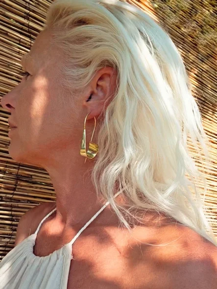 bisjoux flat hoop on 9a5c19befbcf70beacfe73eb68488d36338be49a2b1a69375b6ce5ffffd75552.webp