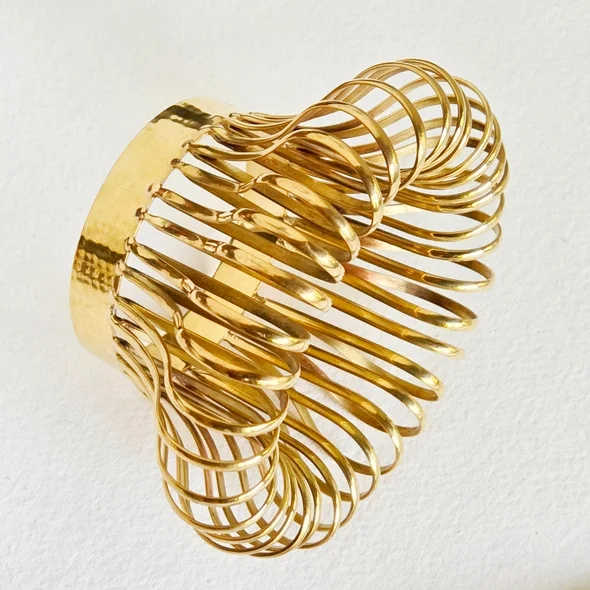 bisjoux bangle front 8fdce955308cb408bc3adfc2cb16fbfcd2243a56364598d7dbd05328b91deeb3.webp