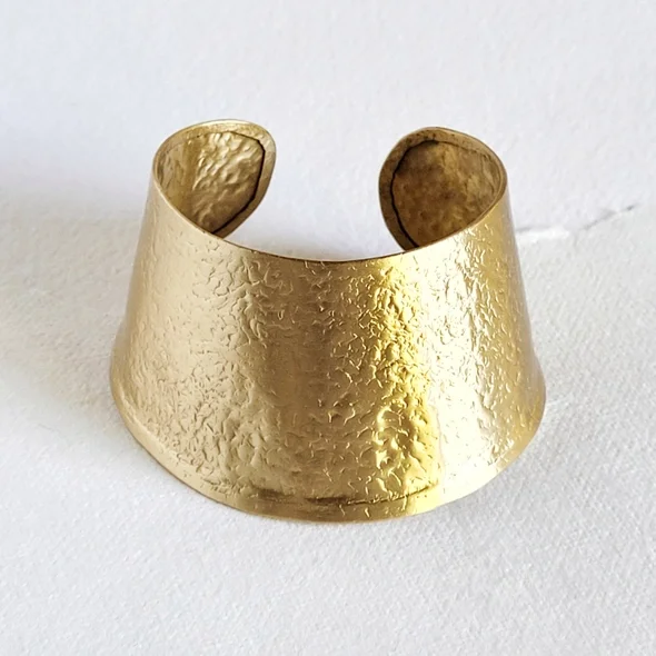 bisjoux brass sleeve cuff 4248b11db7e8c581373aecfff619df2fc9d931ed9499e9a110b19856c92cdcfe.webp