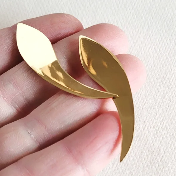 bisjoux curve earring in hand 58db0b10a89bc5dc9c9228fc32480f9398387ce9e28738fe2ca0f25e6bf40a29.webp