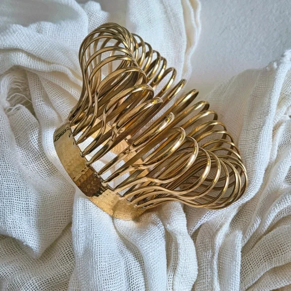 bisjoux bangle on fab e39d0b7f819541bc821f44d14339feda70c839640efae5f4c0672c50f7bc5a45.webp