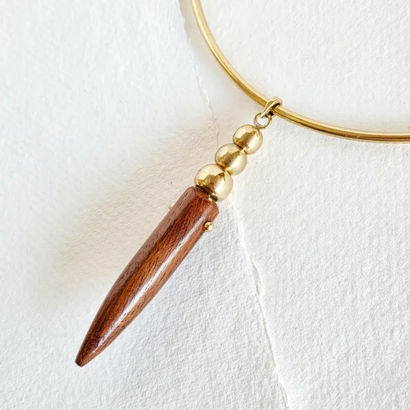 bisjoux side view  angle chocker 6eb00416ca643f6096d2bd54c6e828d4f59ac1df97845f842067d6e4a140b1e1.webp