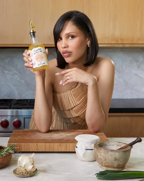 algae garlic oil woman44b51a1df08205ee8448ef5cd01b3e4f9b73e3613f3072e07f70fc694743bc59.webp