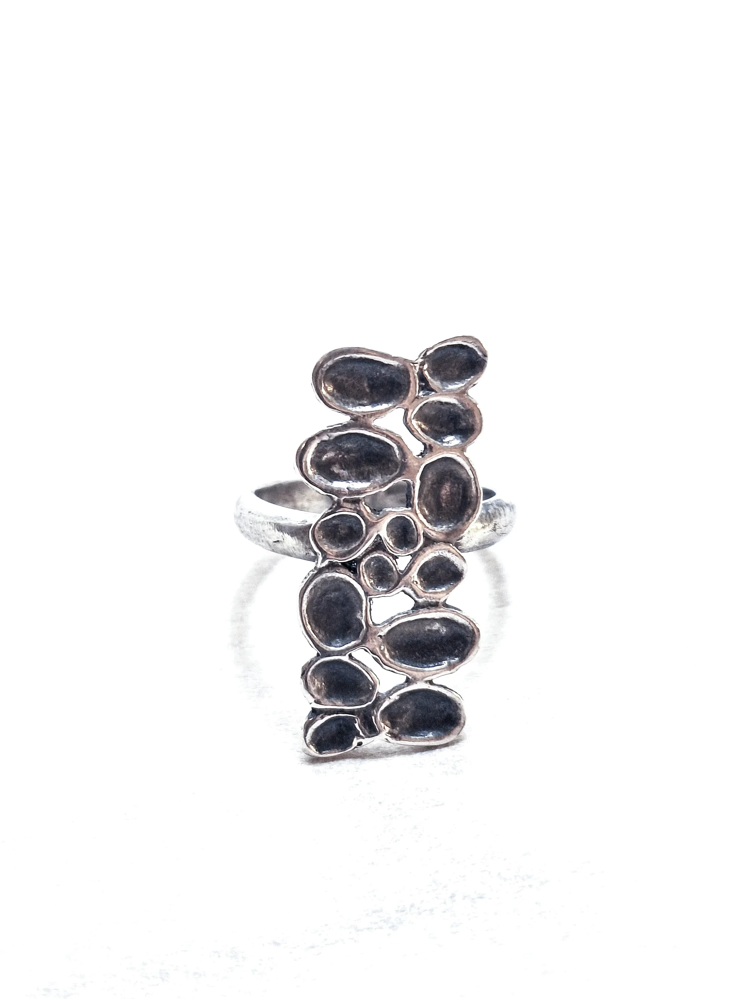 lisa leaf bar ring blck white VUVQPYEVYXGG3STNDP5YH3FP.webp