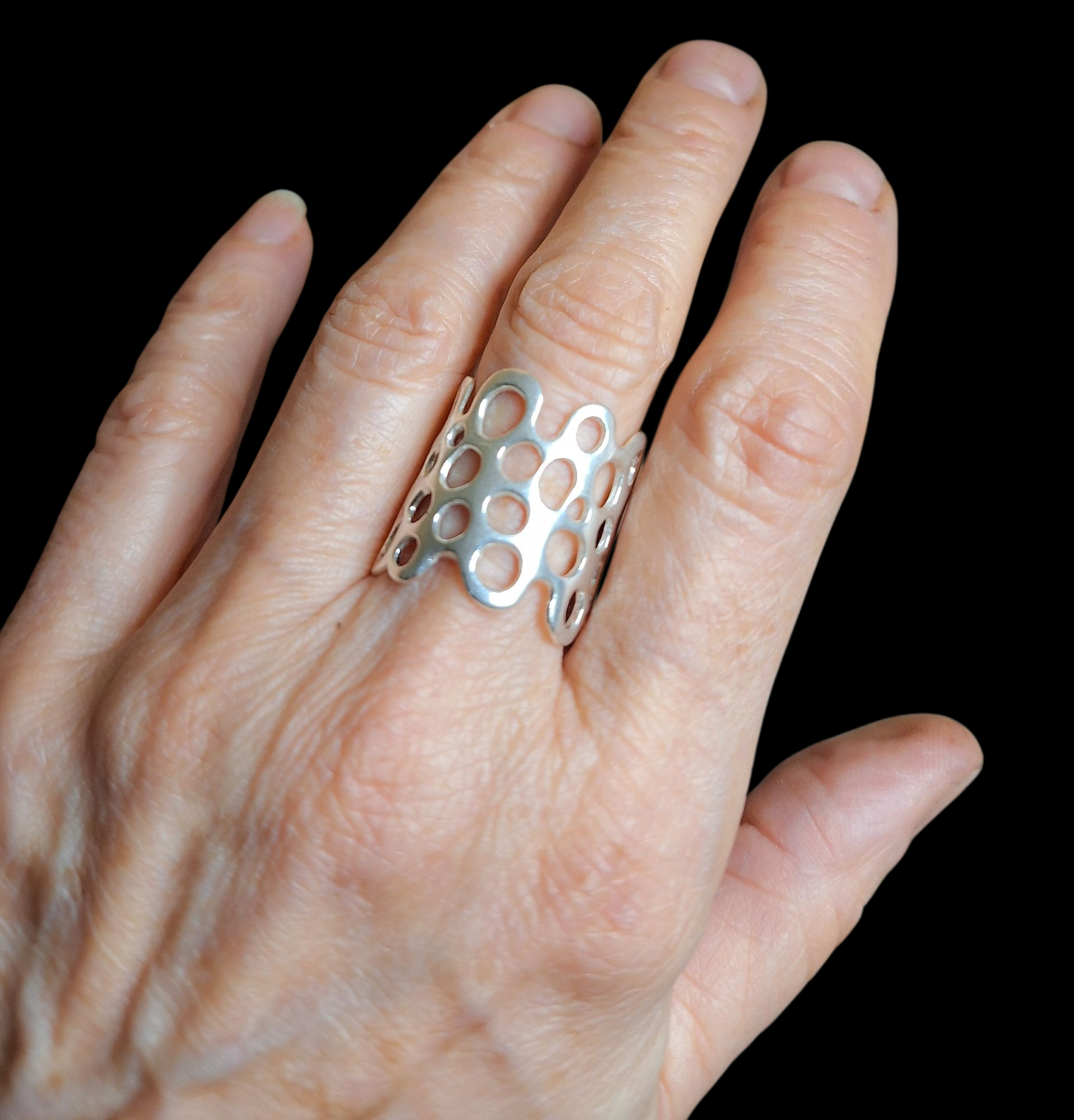 lisa wavy lace on ring SILMKRXWLXNV6PEH3SINHOGL.webp