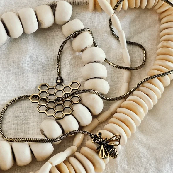 bisjoux bee and beads 49938d970e9b9792c09c830aaeed54cc4ce9dc0d5466d8c359b00fedcbe2596a.webp