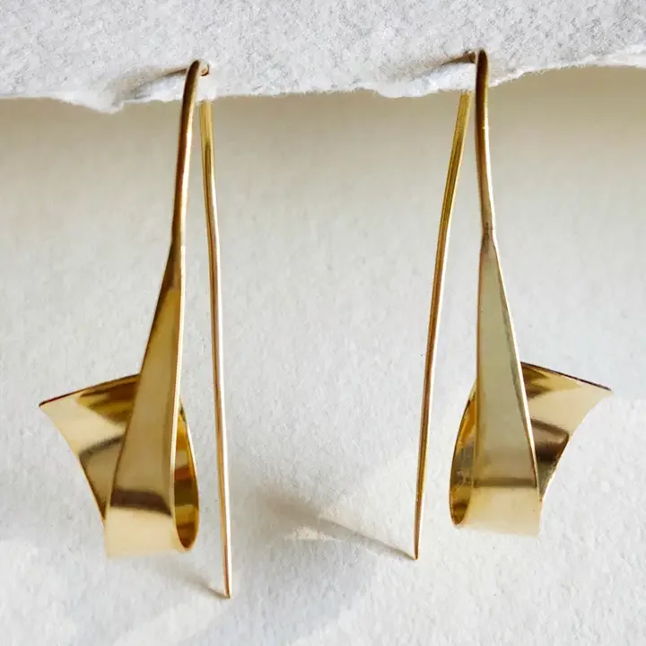 bisjoux flat hoop alone 3d2607d51c90cf97ed582a6d8f4cc96e964728f0df2de4f8cae5b9fdd0af3b33.webp