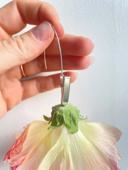 Ilk hook with flower 2ce498b9ad13179f1e0291873bc891f78173cd3d8e8358c1f38e89ef796ef0bc.webp