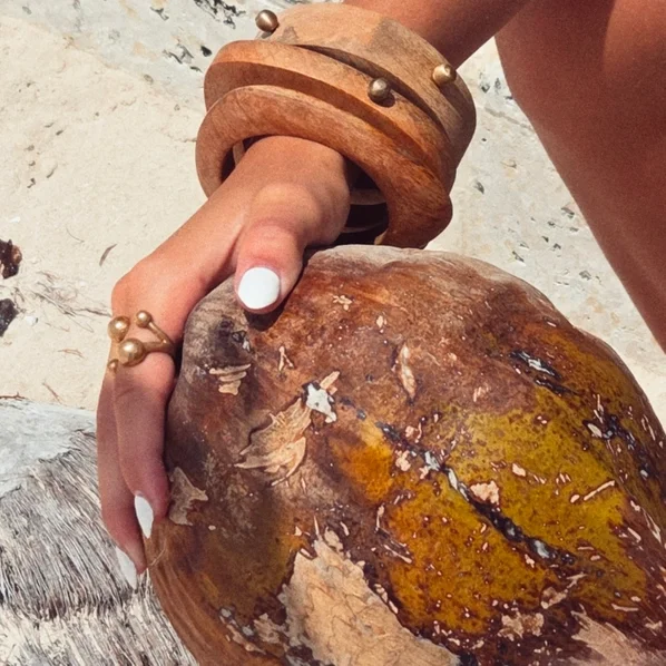 bisjoux 4 sph ring on cca7e4cf45fb0386708cc3b3624fd4f8b1b9065d13fa9eb834c60f33b2c4c118.webp