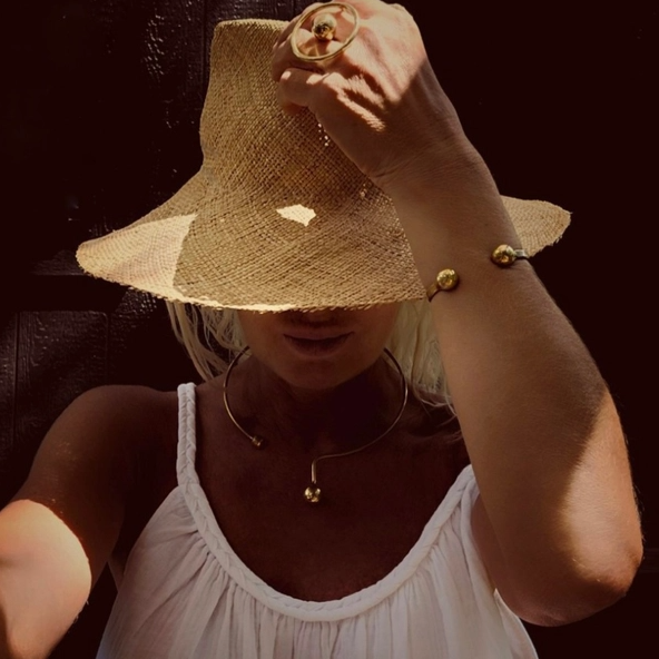 Bisjoux bead neack with hat.png