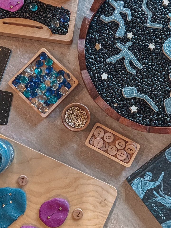 little dude has been so fascinated with constellations lately so i thought this would be a fun way to further his learning ✨ little sis joined in too! 

some things we focused on

☆ making constellations on playdough
☆ counting stars and finding matc