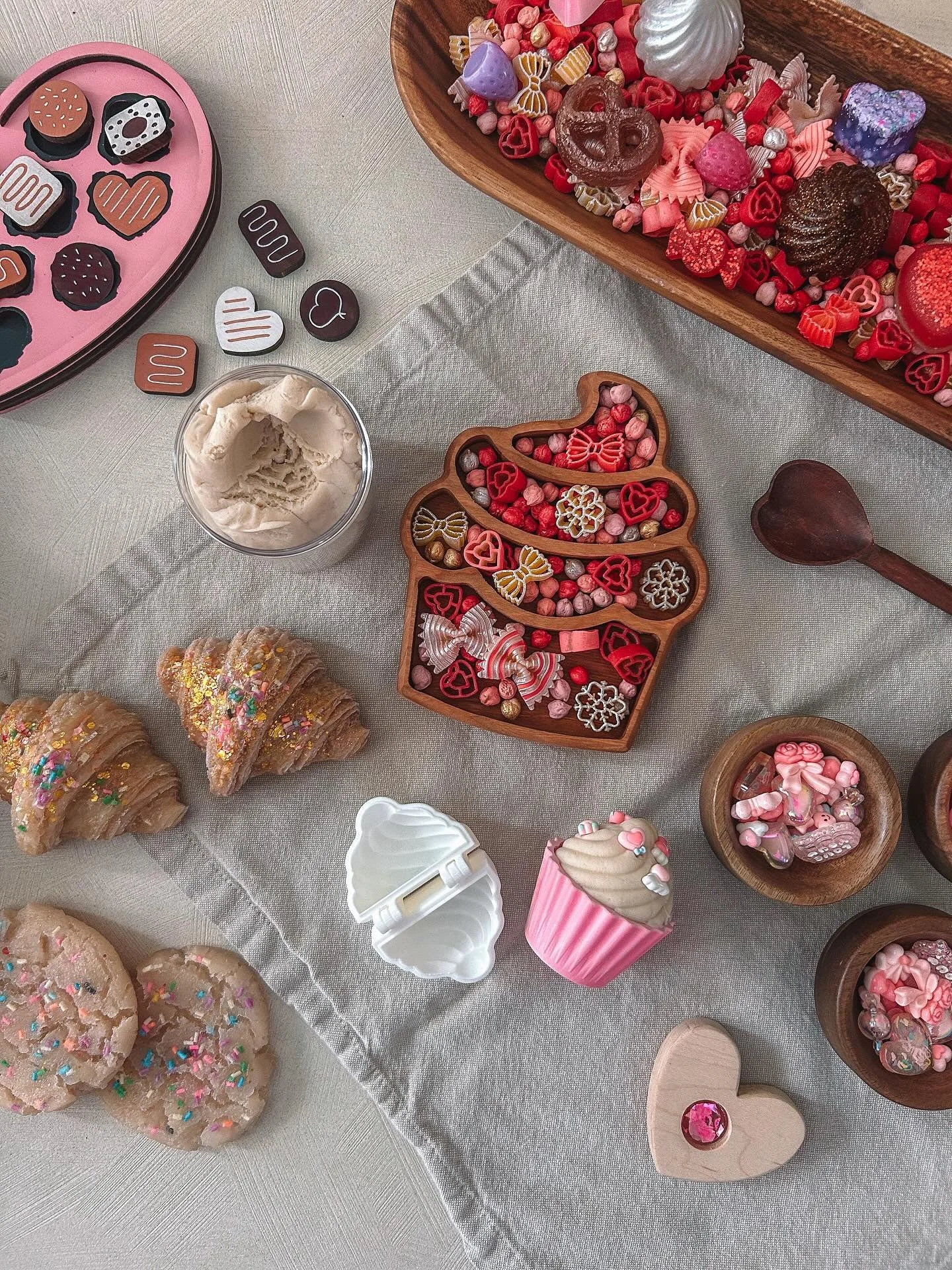 baking up some love treats 💕 the kiddos adored this set up and are currently still playing with it hours later as i post this - such a win! 🥰

resources
♡ cupcake tray: @arborcraft.wood code: CAROLINE10
♡ sensory filler: @irissons.irissez 
♡ resin 