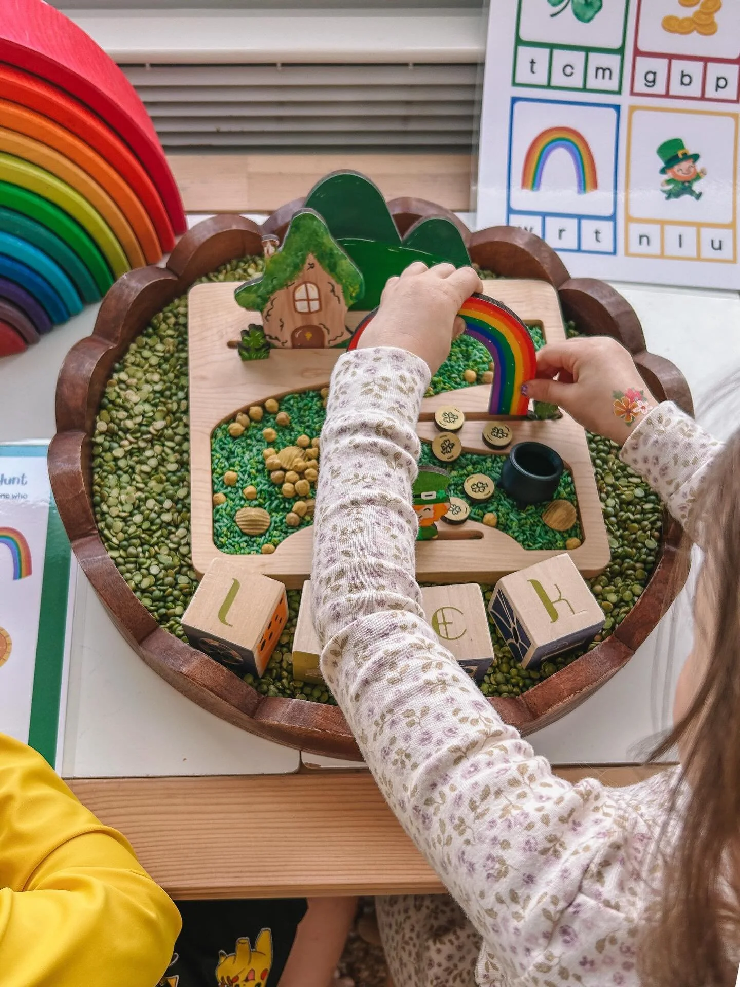 a little st. patty&rsquo;s day play with the cutest set from @themaplemousesensory 🍀🌈

#stpatricksdaysensoryplay #learningthroughplay #invitationtoplay #sensoryplay #playbasedlearning