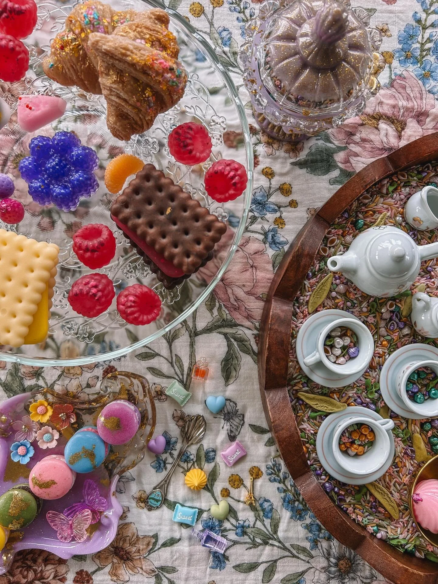 tea time in paris 🫖🌿🌸 while my hubby is away working in paris for the week, i decided to bring paris to us with this beautiful la patisserie set by @oliveeveandco 🥐

#playbasedlearning #learningthroughplay #sensoryplay #invitationtoplay #teaparty