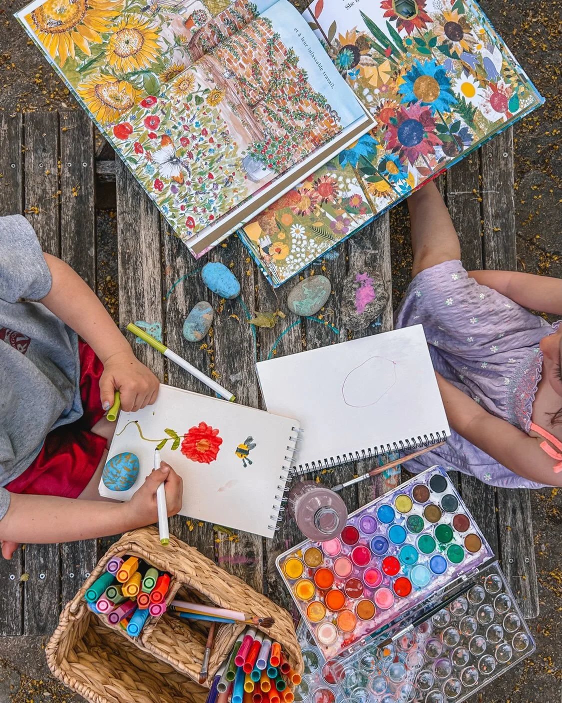 a peek at earlier this week: a little backyard art session with our bee books for inspiration 🐝🌷

#kidart #preschoolartactivity #artinnature #beeactivity #kidsoutdoors