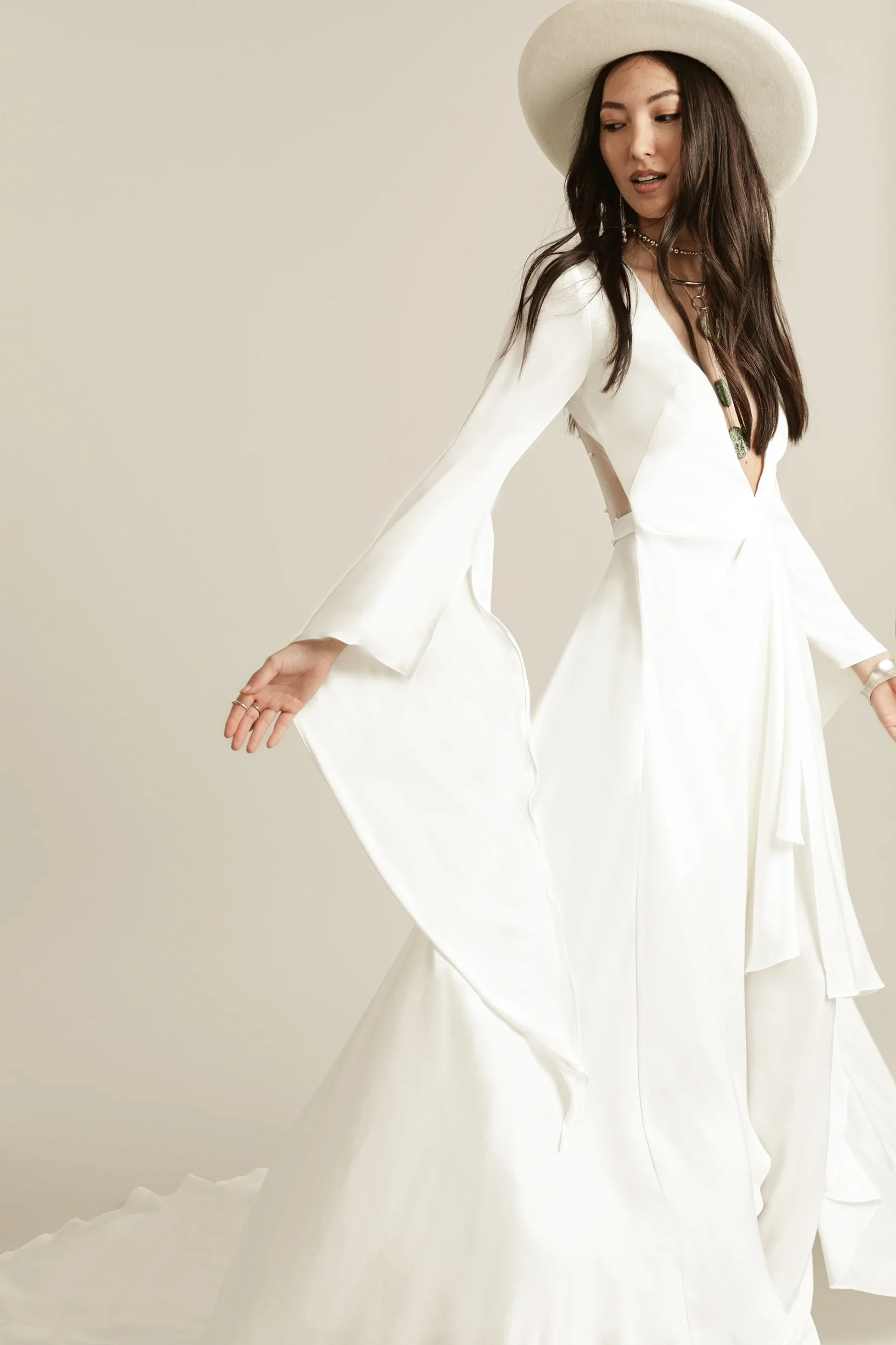 Rue_De_Seine_WeddingGown_Nash_OffWhite_4web.jpg.webp