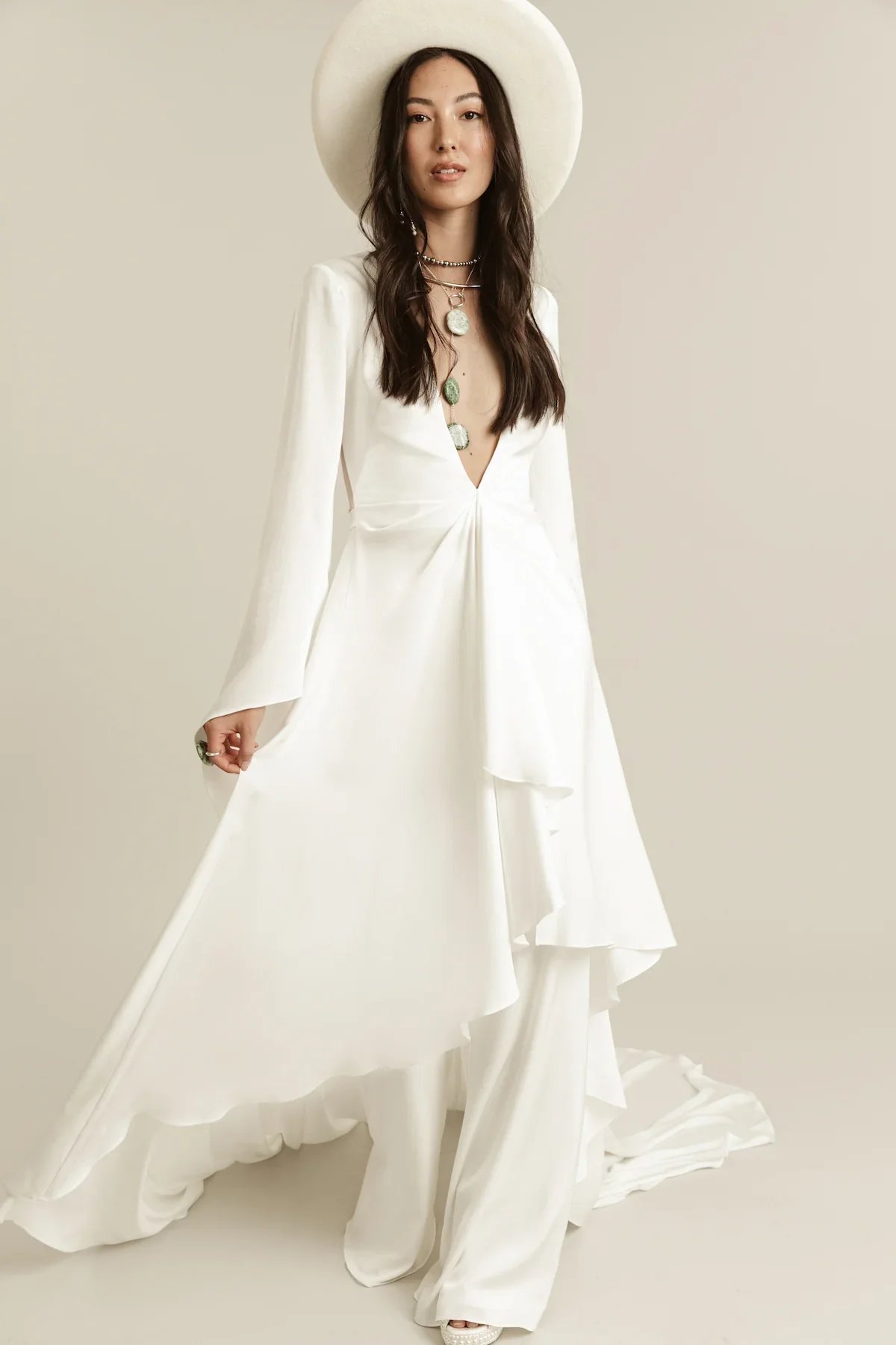 Rue_De_Seine_WeddingGown_Nash_OffWhite_1.jpg.webp