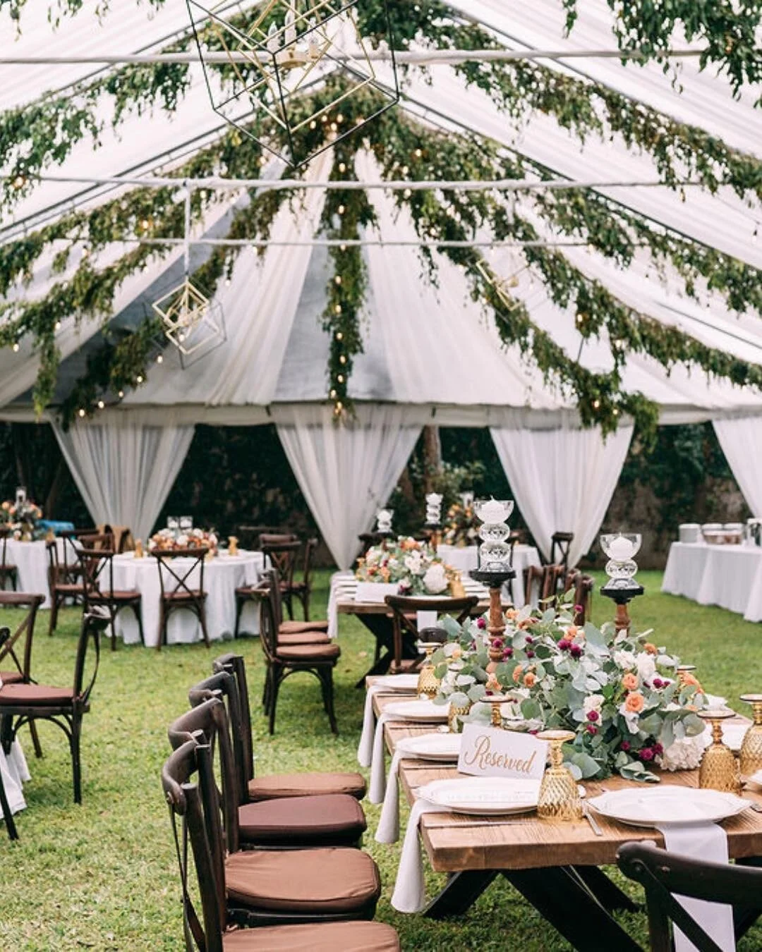 Something about feeling a warm breeze that hugs you and your partner during one of the most beautiful events of your life sounds magical ✨
If you have been dreaming about the perfect outdoor wedding, we truly believe a mesmerizing venue in Guatemala 