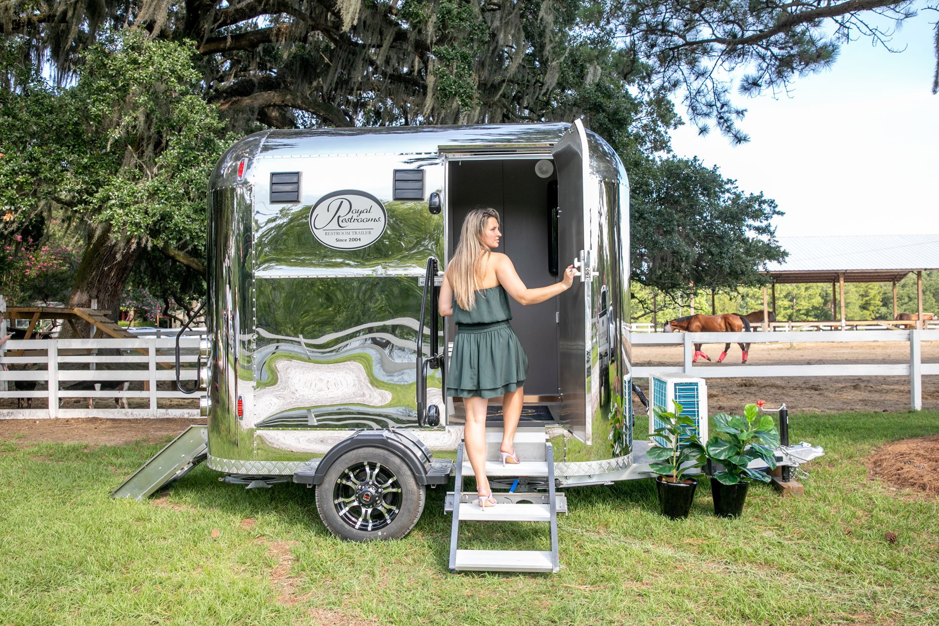 Beautiful-Portable-Vintage-Restroom-Rental-on-Farm-with-Horses-header.jpg