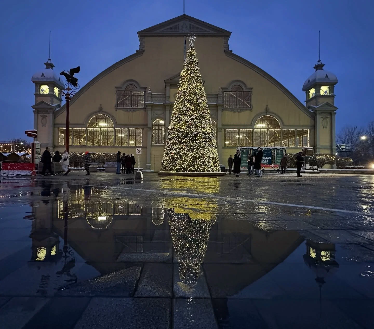 Christmas vibes on high @ottawa.xmas.market! 😍🎄✨

Full Ottawa Christmas guide 👉 link in bio

#Projectlocallove #Ottawa #christmas #DiscoverON #ExploreCanada #igersottawa #sharecangeo