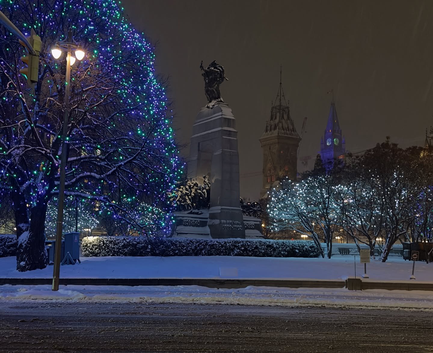 Holiday magic in Ottawa ✨

#ProjectLocalLove #Ottawa #DiscoverON #ExploreCanada #christmas #sharecangeo
