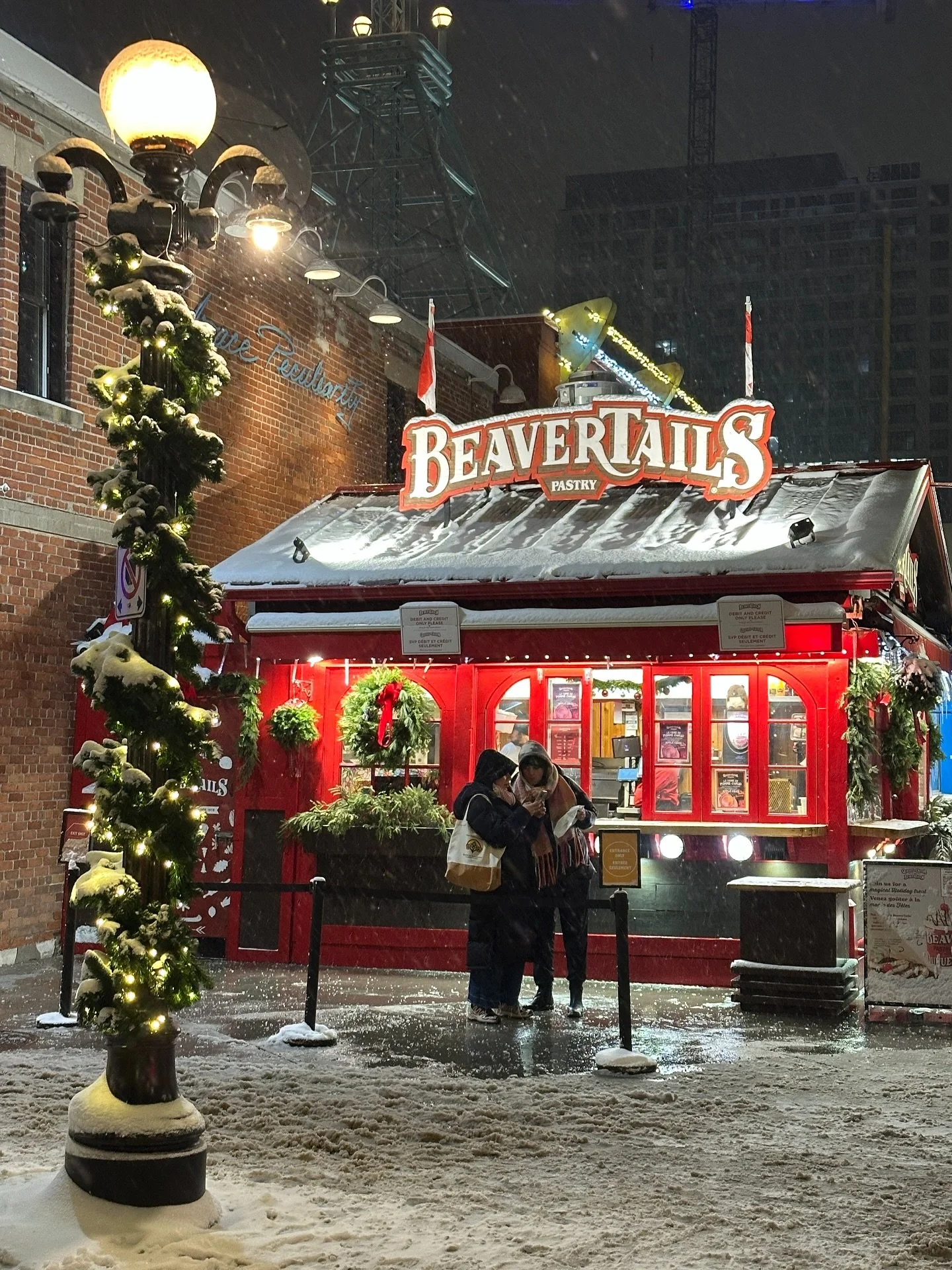 Night vibes in the @bywardmarket 🤩

Happy NYE everyone! 🎉

#ProjectLocalLove #Ottawa #DiscoverON #Explorecanada #Bywardmarket #winter