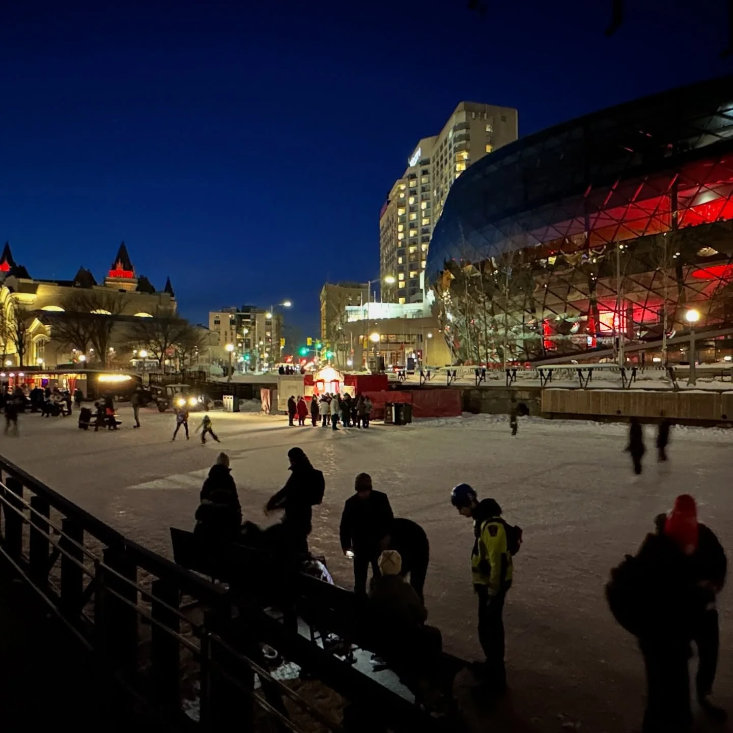The night skate 💙 A magical one-of-kind experience on the @rideaucanalskateway 🤩

Guide to skating the canal 👉 link in bio

#Ottawa #DiscoverON #ExploreCanada #rideaucanalskateway #winter