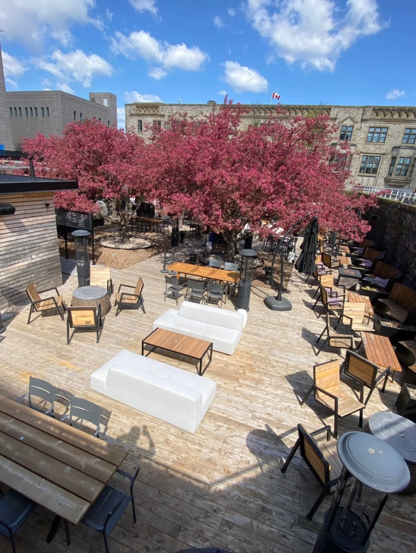 One of Ottawa&rsquo;s dreamiest spring patios! 🌸😍🌸

Located at @natgallerycan just steps away from the ByWard Market, @tavernatthegallery is known for their vibrant pink patio each spring, and is a great place to grab a local brew, charcuterie boa