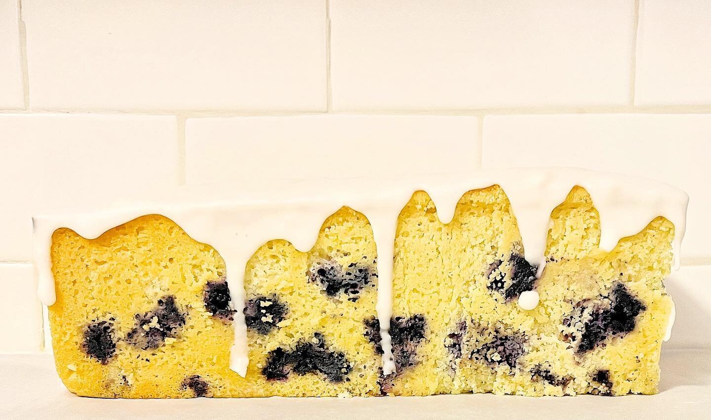 This Lemon Blueberry Cake never goes out of style ✨
.
DM to place your custom order today
&bull;
&bull;
#endofsummer #lemoncake #lemonblueberry #blueberry #pastrychef #chef #cheffe #patissiere #teacake #loafcake #cake #gateau #poundcake #citruscake #