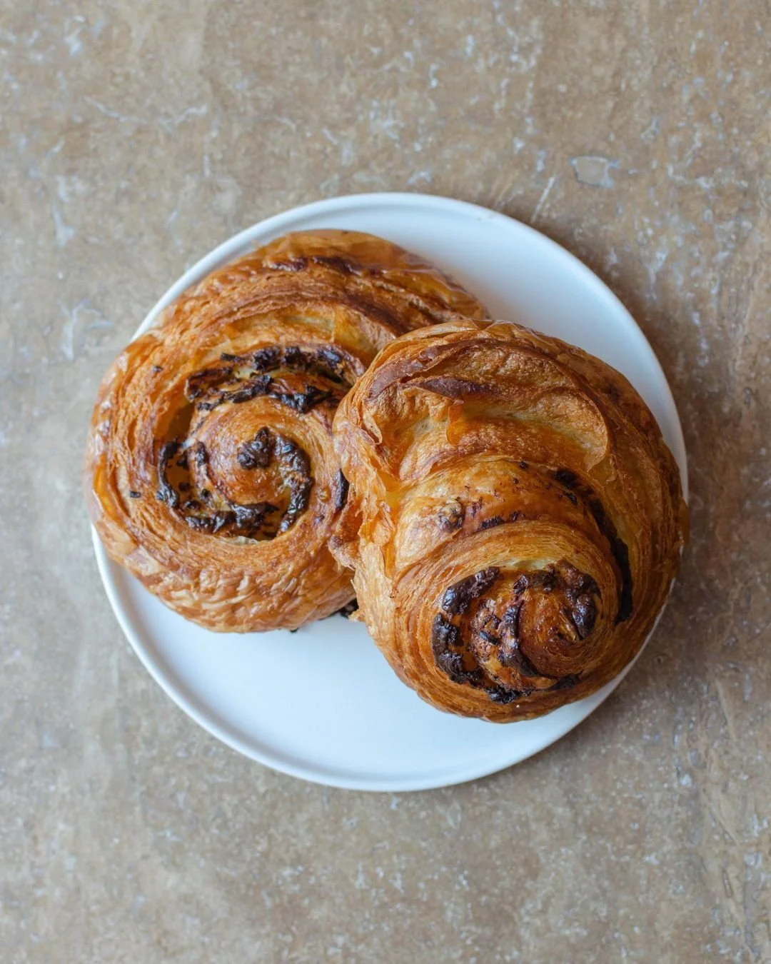 Don&rsquo;t sleep on our Roul&eacute; au Ch&egrave;vre

A Sunday-only special: buttery croissant dough filled with our housemade cr&egrave;me de ch&egrave;vre: creamy goat cheese, roasted garlic, chives, and a touch of white pepper.

Rich, savory, an