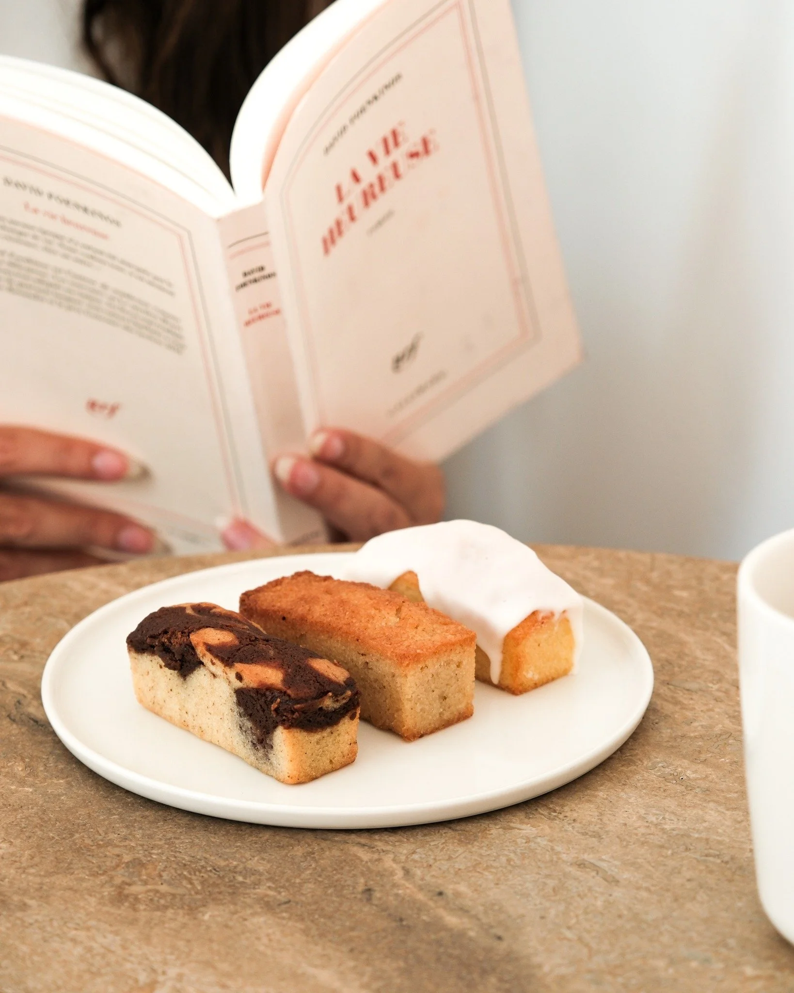 Carroll Gardens feels a little sweeter here: homemade cakes, open books, and the sound of quiet conversations in the background.
Which cake would you eat first: our g&acirc;teau marbr&eacute;, financier or lemon cake?

#atelierariana #coffeemoments #