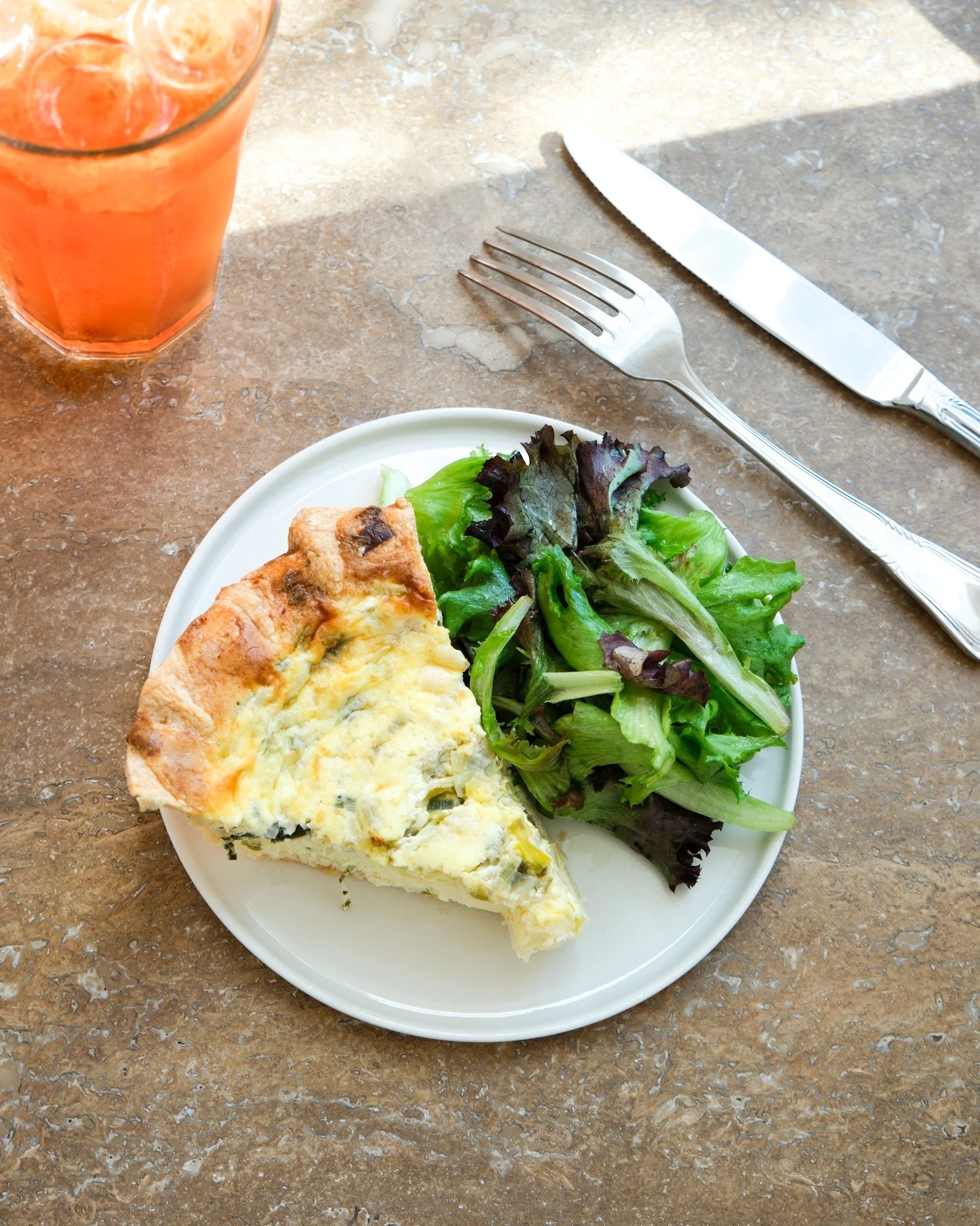 Lunch, the French way! Our freshly baked quiches come with a crisp side salad. Stop by for a cozy midday break ☺️

#atelierariana #quichelovers #frenchlunch #cozylunch #comfortfood #nycbakery #frenchflair #brooklynfoodie #bakersofinstagram #nyceats