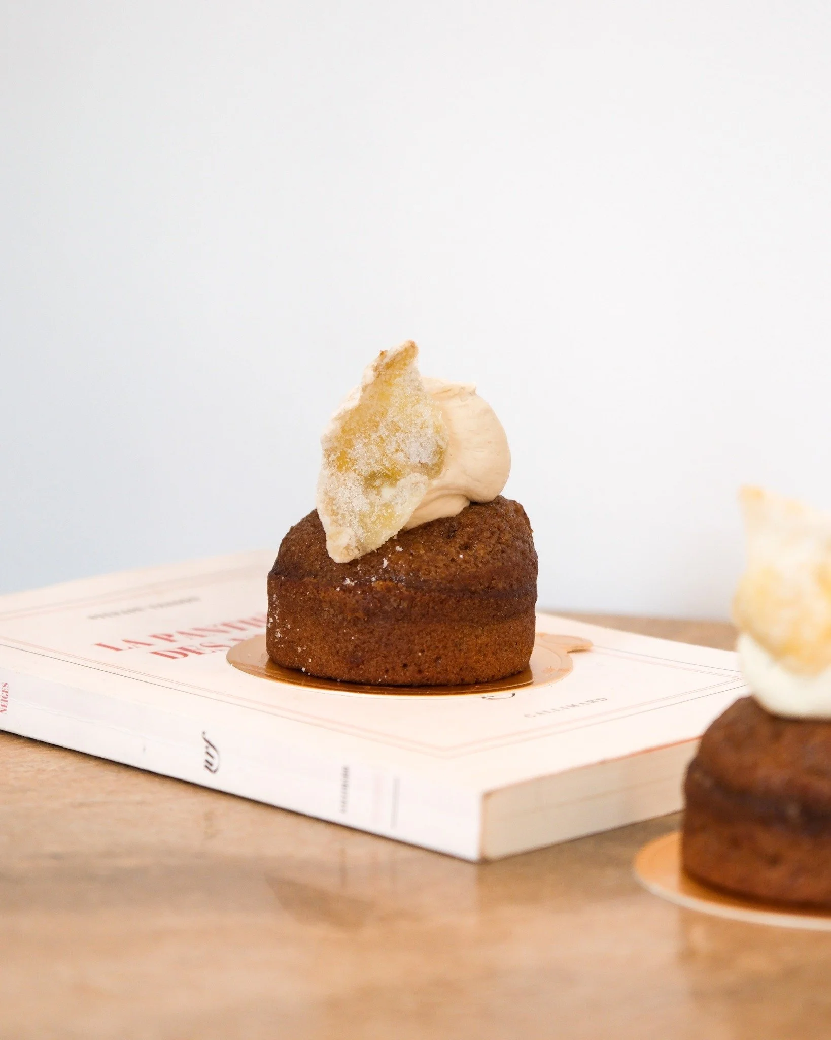 If you&rsquo;re looking for the perfect December pick-me-up, our Spiced Chai Cupcake is it! Light gingerbread, silky whipped chai ganache, and candied ginger. Spiced, cozy, and always baked fresh in-house.
Enjoy it to stay with one of our seasonal dr