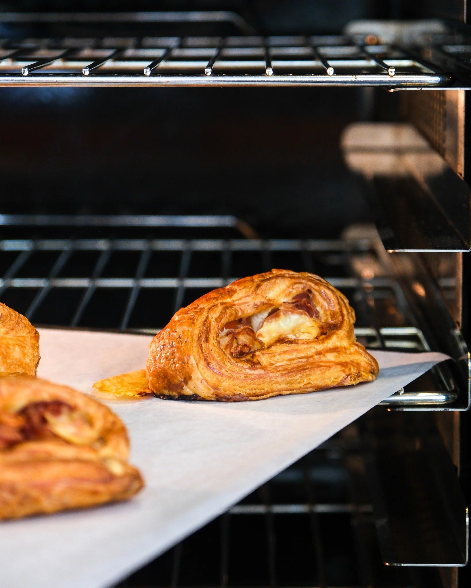 Fresh from the oven 🥐

Our Jambon &amp; Comt&eacute; Suisse makes for the perfect midday bite. Come try it for yourself!

#atelierariana #savorycroissant #hamandcheese #brooklynbakery #freshfromtheoven #viennoiserie #nycbakery #supportlocalnyc #week