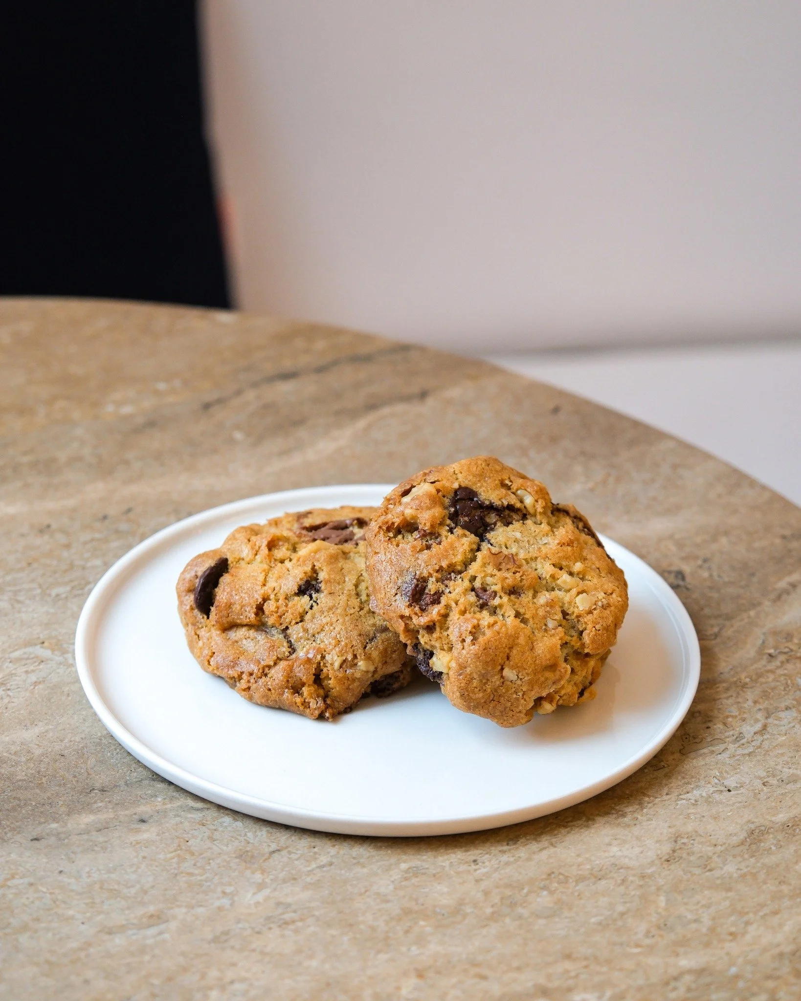 Warm cookies, soft centers, crisp edges... Yum!

Trust us, you deserve that mid-week treat 🍪

#atelierariana #chocolatechipcookies #cookieoftheday #brooklynbakery #cookielovers