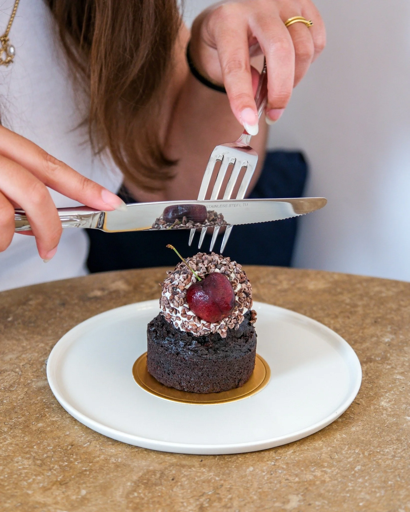 Our Black Forest Cupcake brings together everything we love about this iconic dessert: rich chocolate, tart yet sweet cherries, and a light vanilla whipped cream.

A summer favorite, perfect for sharing or keeping all to yourself ❣️

#atelierariana #
