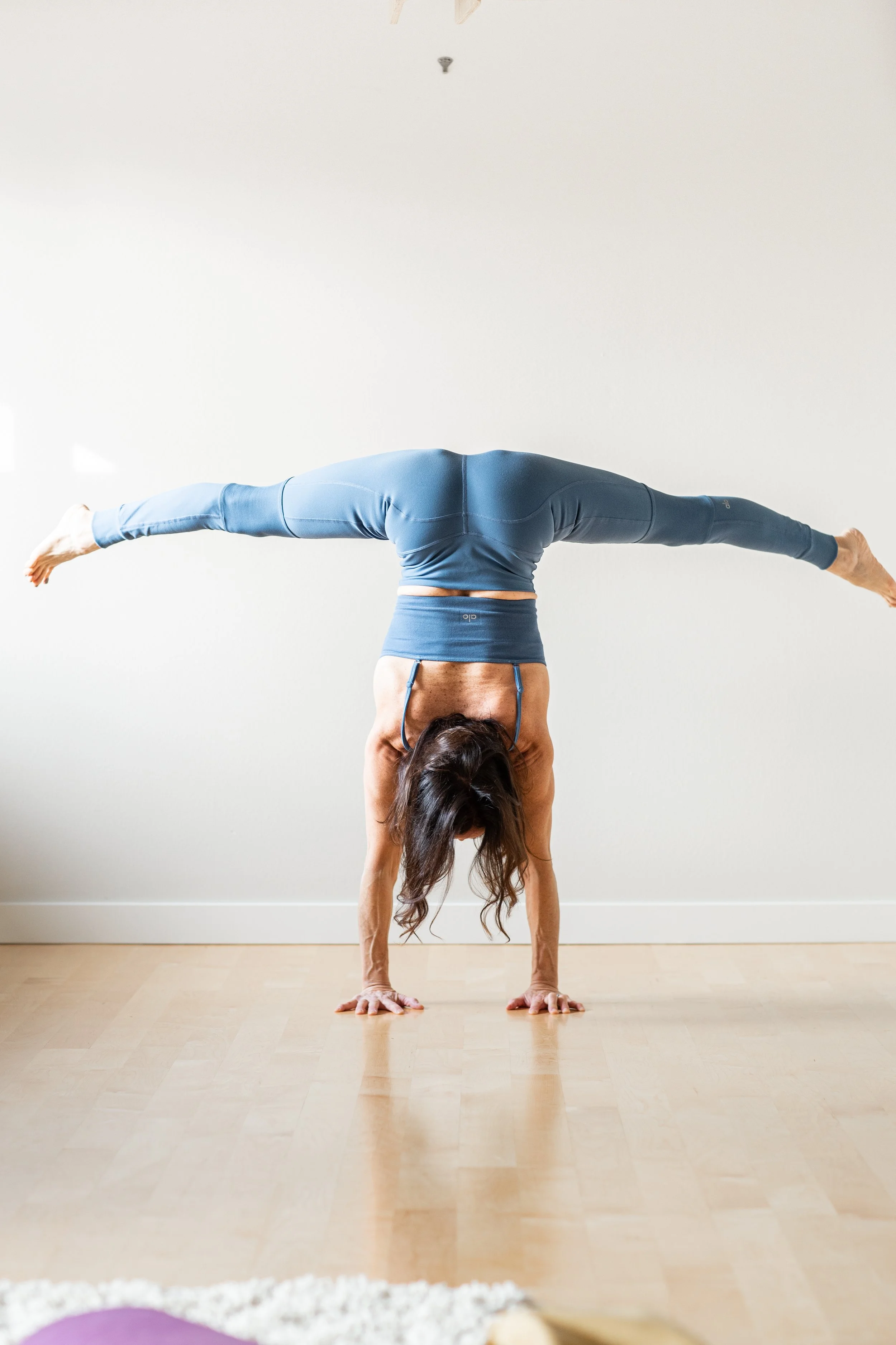 VIDEO: Handstands for Total Beginners Week 4 - Endurance — Susan Bishop ...