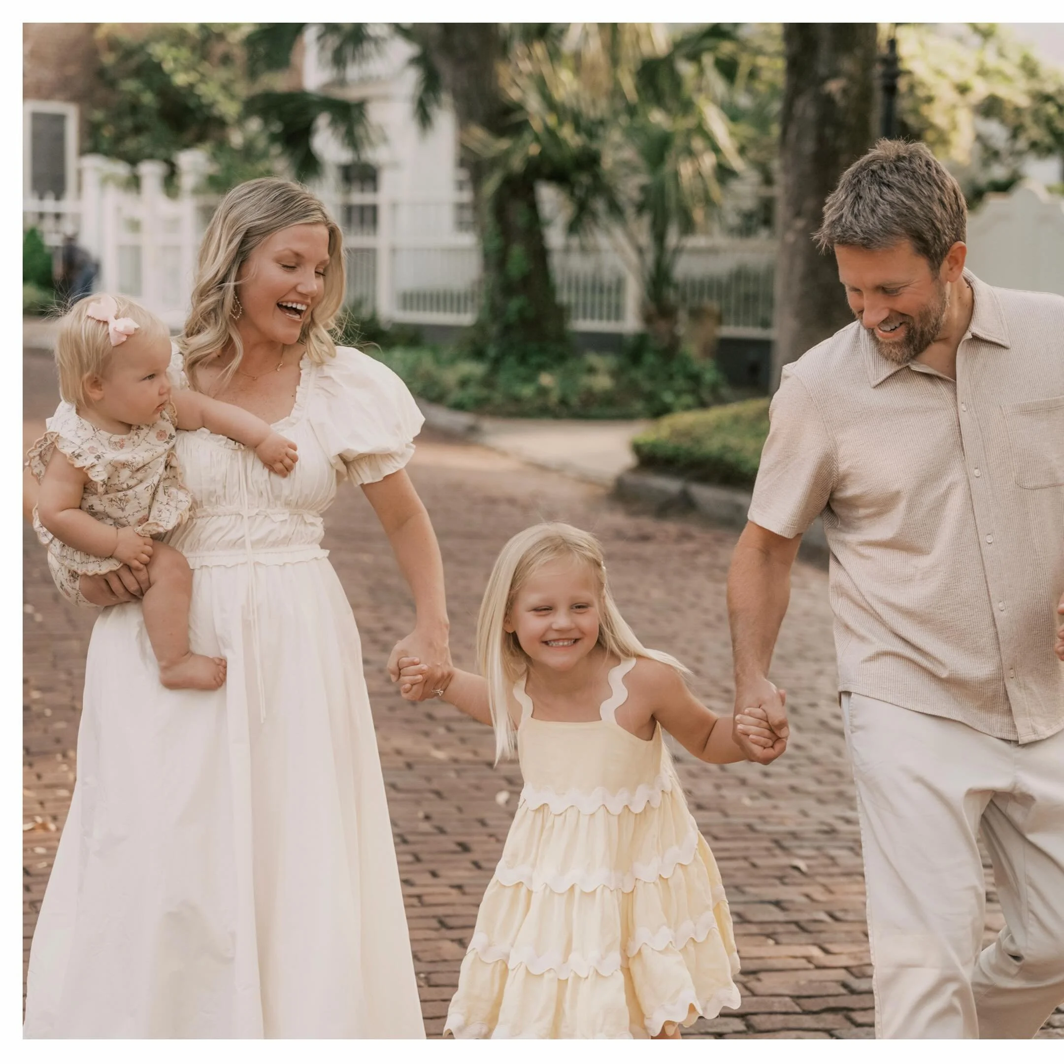 These little cuties giggled down every street we walked in downtown Charleston! We were so lucky that the flowers were blooming and sun was shining as bright as their little smiles! I really enjoyed meeting this sweet family. 💛☀️ #charleston #charle