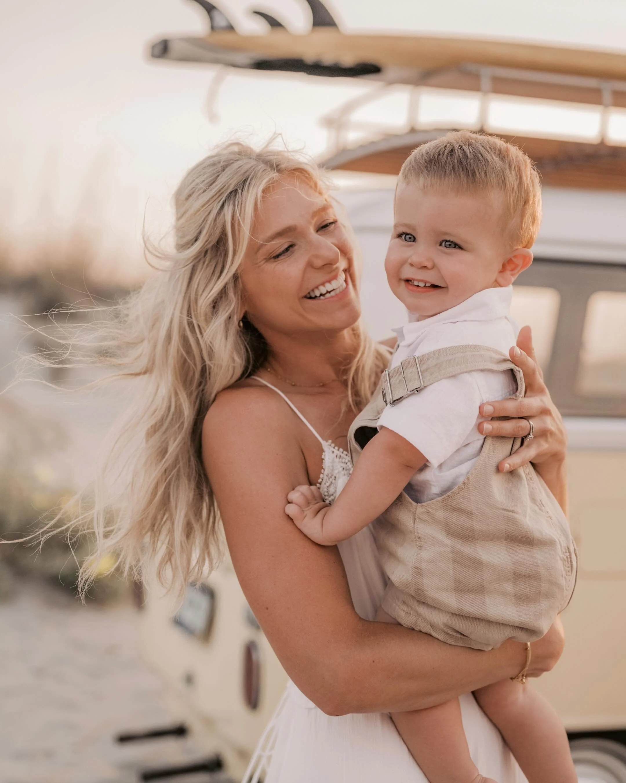 After an incredibly busy month, I&rsquo;m finally getting back onto the moments I captured during @6ftamber  #perfectlyimperfect retreat! This golden hour session at Folly was pure magic! I can&rsquo;t wait to share more of the amazing sessions we ha