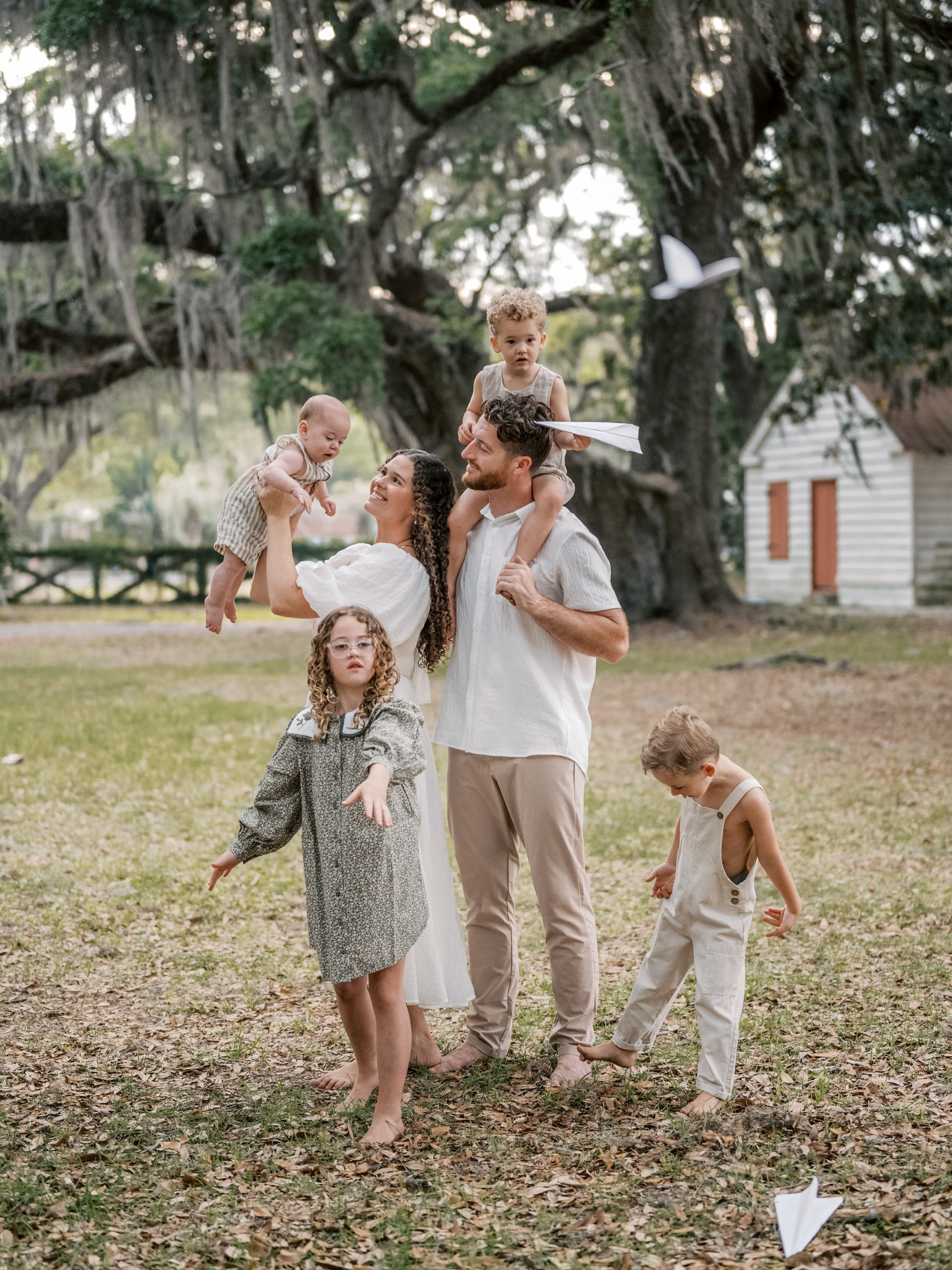 Giant Charleston oaks, paper airplane flights, and sweet baby snuggles under the Spanish moss. 🌾🤍

Proof that the best family photos happen when you just let the kids play. Warm, full of color, and so much fun. ⁠

#CharlestonPhotographer #Charlesto