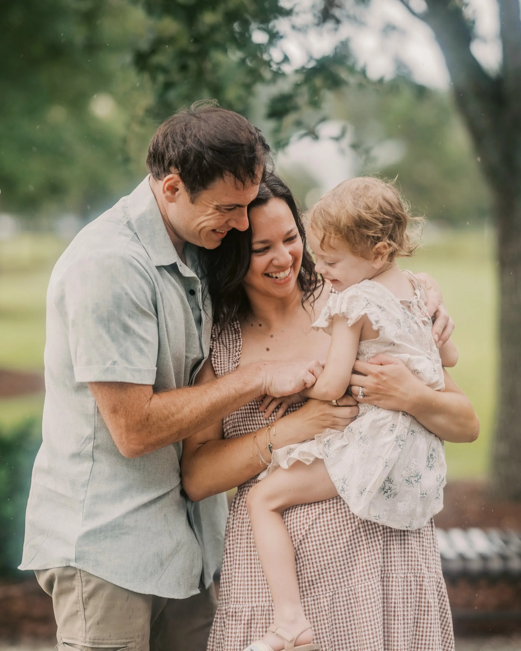 Would you believe me if I told you it was pouring rain and not everyone was happy to be behind the camera? ☔️ We made such fun memories right in this family&rsquo;s own backyard and turned the morning around with silly smiles and snuggles. Love seein